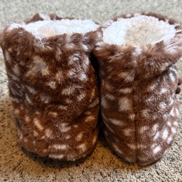 Reindeer Booties Slippers Christmas Brown & White Fuzzy w Pink Nose 7-8 NWOT - Picture 8 of 9